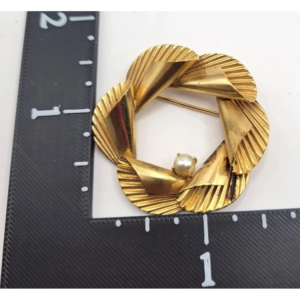 Vintage 1 Roma Brooch Lot (5) Gold Tone Pearl Accent Leaf Wreath Modern